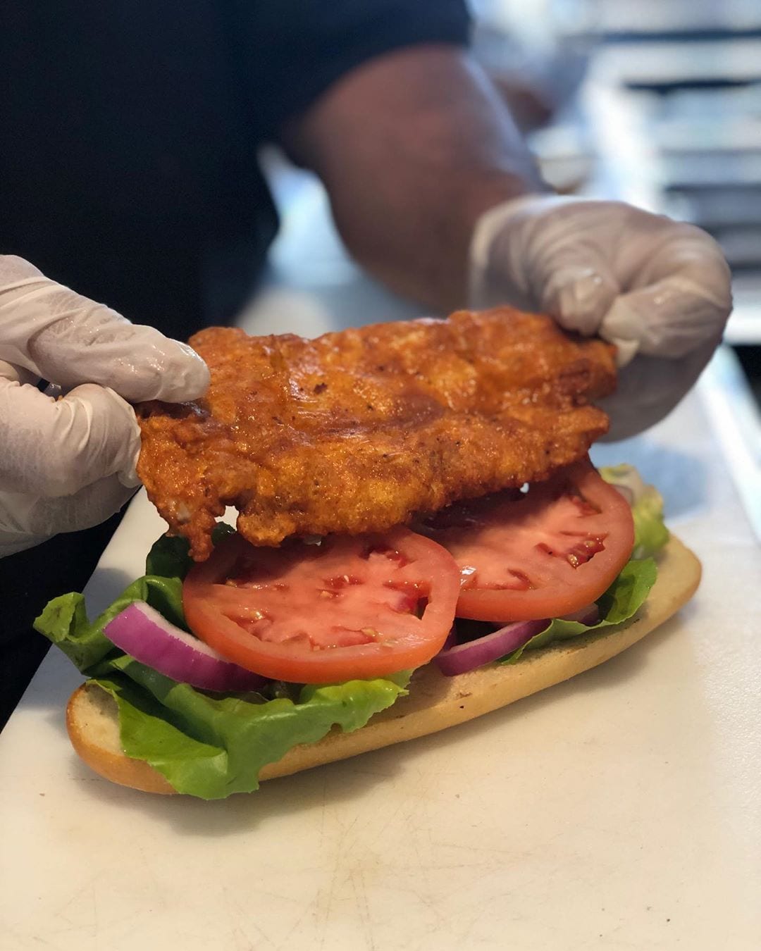 TASTY fried chicken sandwich coming up! @fireandbrew 😋😉👍🏼 #tastythursday #hotelzephyrsf #letseat #visitfishermanswharf #zephyrwalk