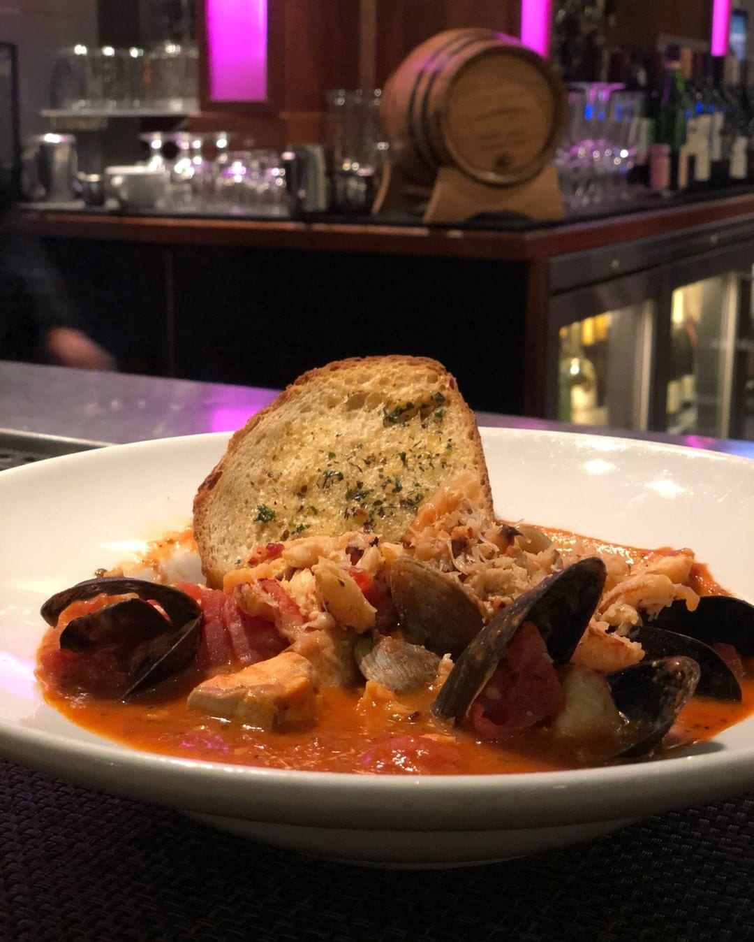 Tonight’s weather calls for a winter warm soup. 🍲 Treat yourself to a San Francisco original at @fogharbor located across @hotelzephyrsf at @pier39. #cioppino #italian #seafood #foodiefriday